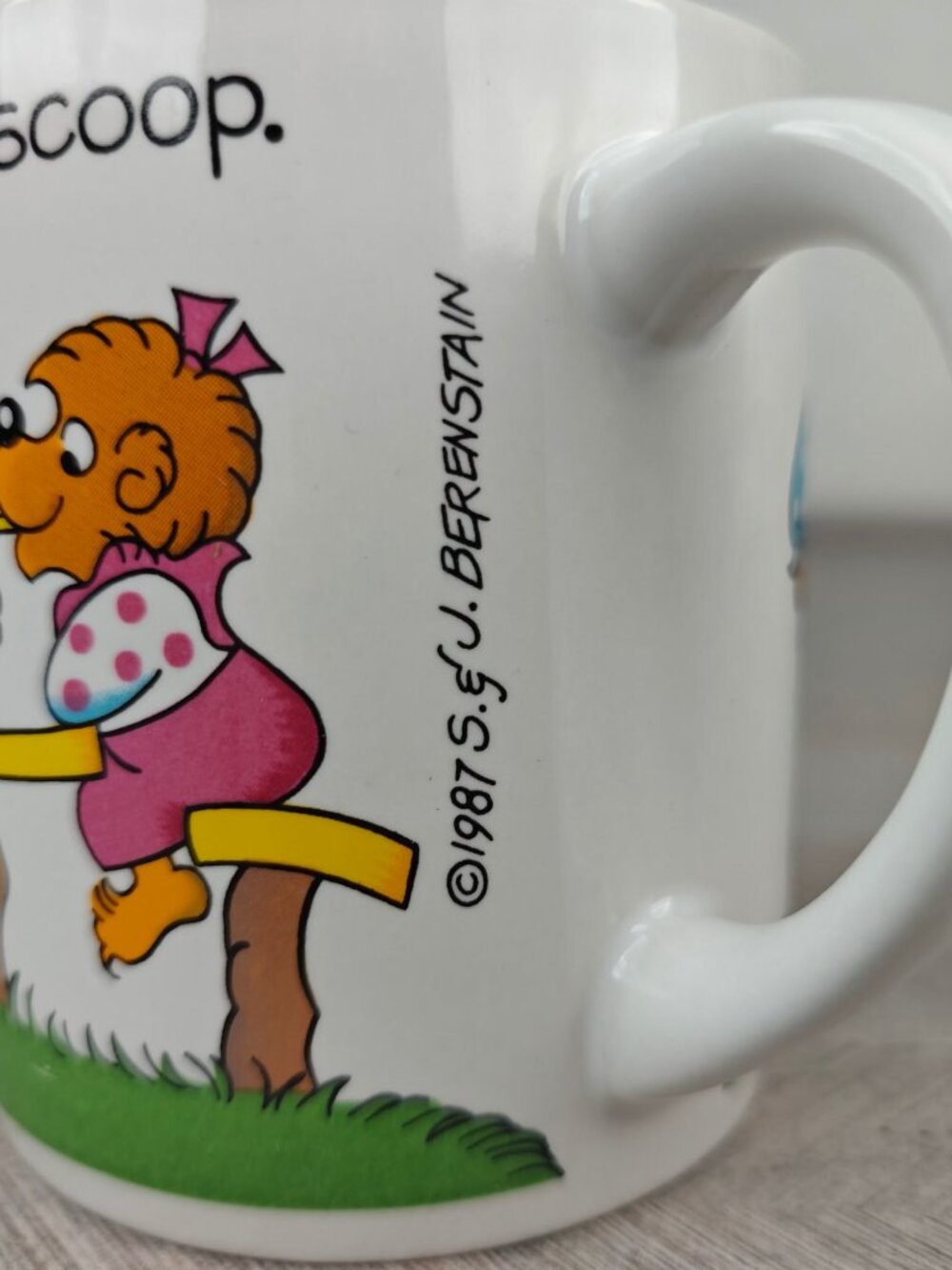 Vintage Berenstain Bears Ceramic Mug 3 1/2" Colorful Picnic Design White 1987 - Picture 4 of 9